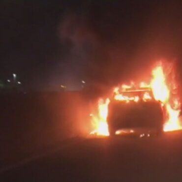carro-e-destruido-por-incendio-apos-pane-eletrica-na-rodovia-anchieta;-video