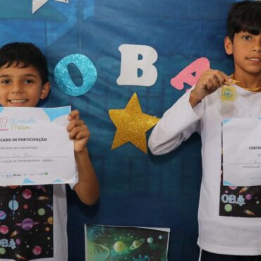 em-guaruja,-alunos-premiados-na-obmep-e-oba-recebem-medalhas-e-certificados