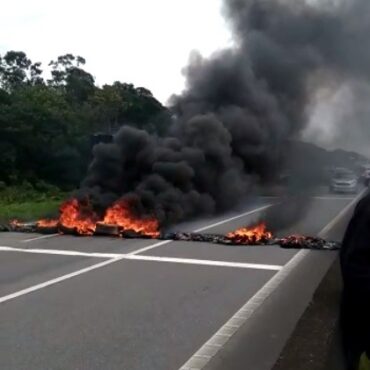 grupos-ateiam-fogo-em-pneus-e-bloqueiam-rodovias-regis-bittencourt-e-a-pe.-manoel-contra-resultado-das-urnas-apos-derrota-de-bolsonaro