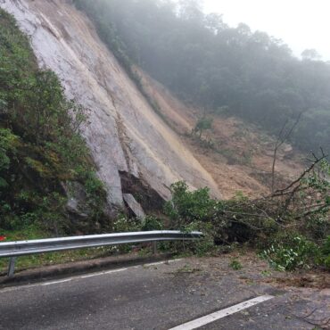 queda-de-barreira-em-rodovia-bloqueia-por-quatro-dias-o-acesso-a-bertioga,-sp