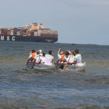 primeira-escola-publica-de-canoa-havaiana-e-inaugurada-em-santos,-no-litoral-de-sp