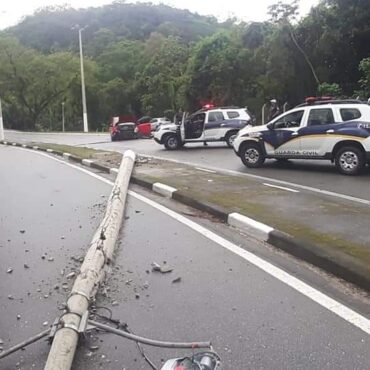 motorista-perde-controle-da-direcao,-colide-e-derruba-poste-no-litoral-de-sp