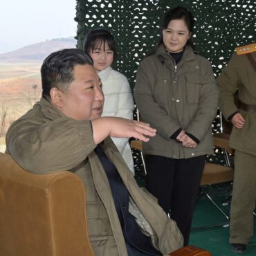 o-que-se-sabe-sobre-a-filha-de-kim-jong-un-apresentada-durante-lancamento-de-missil