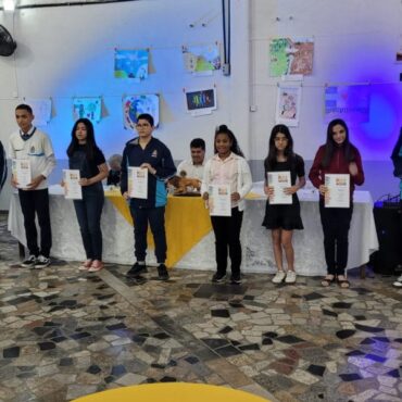 guaruja tem-alunos da-rede-municipal-premiados-no concurso cartazes-da-paz