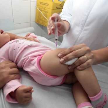 santos-inicia-vacinacao-contra-covid-19-em-bebes-com-comorbidades-nesta-segunda