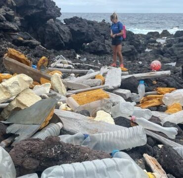 a-remota-ilha-no-atlantico-sul-que-recebe-lixo-do-mundo-todo-pelo-mar