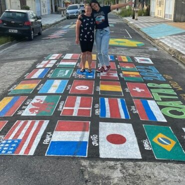 acompanhada-da-avo,-influenciadora-vira-hit-ao-filmar-pinturas-de-rua-para-incentivar-torcedores-na-copa-do-catar