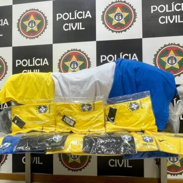 policia-apreende-camisas-da-selecao-falsificadas-que-eram-vendidas-na-zona-oeste-do-rio