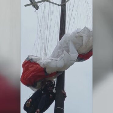 piloto-de-paraglider-sofre-acidente-e-fica-pendurado-em-poste-em-sp;-video