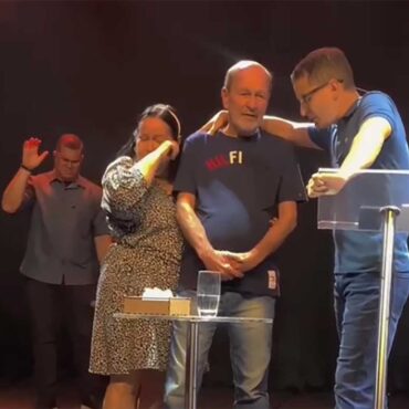 pastor-compartilha-video-emocionante-de-seu-pai-aceitando-a-jesus-cristo