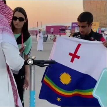 ‘so-estava-tirando-uma-foto-com-a-bandeira-do-meu-estado’,-diz-voluntaria-sobre-autoridades-do-catar-tomarem-objeto-por-confundir-com-apoio-a-lgbtqia+