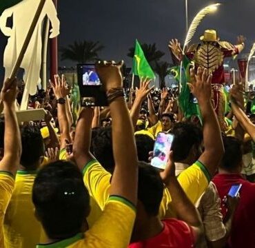 copa-do-mundo-2022:-a-verdade-sobre-os-torcedores-‘premiados’-para-encher-estadios-e-elogiar-catar