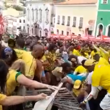 video:-grade-de-separacao-tomba-e-torcedores-caem-no-chao-em-local-para-exibicao-de-jogo-do-brasil-no-pelourinho