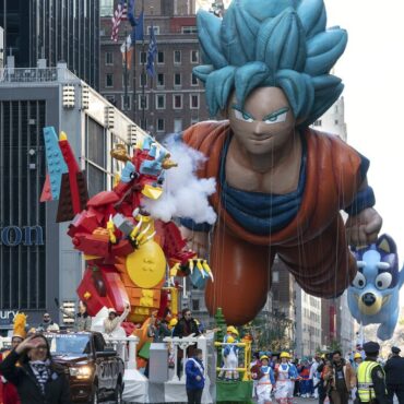 nova-york-realiza-tradicional-desfile-do-papai-noel-com-bonecos-inflaveis-gigantes;-veja-fotos