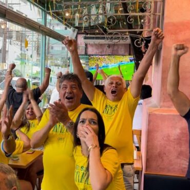 torcedores-da-baixada-santista-e-vale-do-ribeira-celebram-vitoria-da-selecao-brasileira-em-jogo-de-estreia-na-copa-do-catar;-video