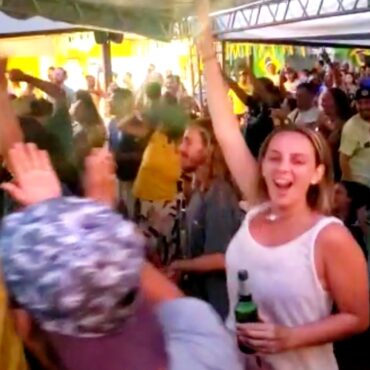 moradores-e-turistas-comemoram-vitoria-do-brasil-na-estreia-da-copa-do-mundo