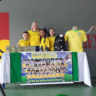 alunos-de-escola-publica-sao-premiados-com-chuteira,-mochila-e-camisa-autografadas-por-neymar
