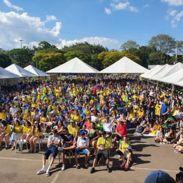 torcedores-pintam-de-verde-e-amarelo-vila-olimpica-de-maringa-na-estreia-da-selecao-brasileira-na-copa;-fotos