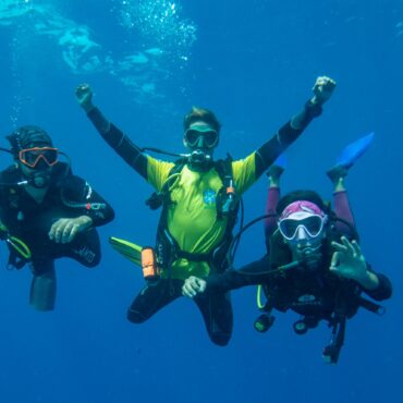 mergulhadores-de-noronha-fazem-‘ritual-da-vitoria’-para-dar-sorte-ao-brasil-no-jogo-contra-a-suica-na-copa-do-mundo