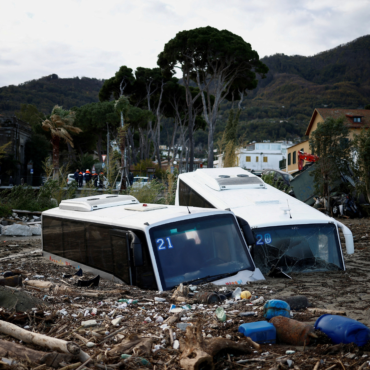 imagens-de-drone-mostram-danos-apos-deslizamento-de-terra-na-ilha-de-ischia,-na-italia;-veja-video