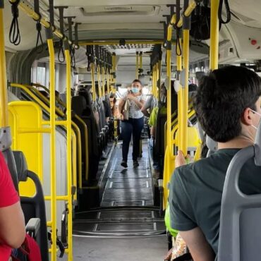 uso-de-mascaras-volta-a-ser-obrigatorio-no-transporte-coletivo-em-cubatao,-sp