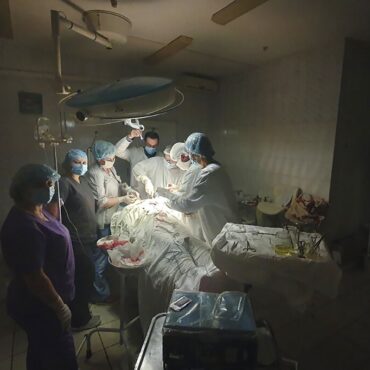 cirurgioes-realizam-operacoes-a-luz-de-lanternas-na-ucrania