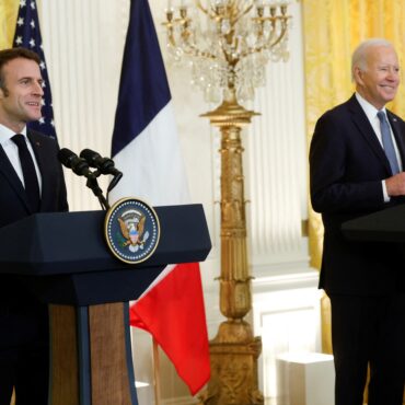 “queremos-vencer-juntos,-nao-uns-contra-os-outros”,-diz-macron-em-encontro-com-biden-na-casa-branca