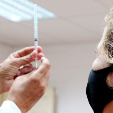 itanhaem-comeca-a-aplicar-a-5a-dose-da-vacina-contra-a-covid-19-em-maiores-de-18-anos-com-comorbidades