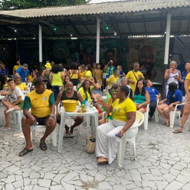 torcedores-da-baixada-santista-se-reunem-para-torcer-pelo-brasil,-mas-assistem-a-derrota-contra-camaroes
