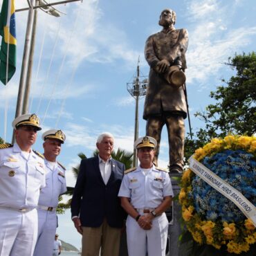 estatua-em-homenagem-ao-patrono-da-marinha-e-inaugurada-na-orla-de-santos