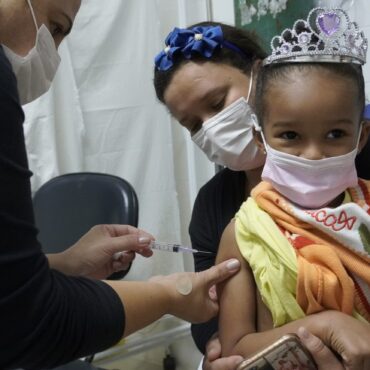 postos-de-vacinacao-da-pfizer-pediatrica-sao-alterados-a-partir-desta-segunda-feira-em-guaruja,-sp