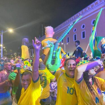 torcedores-no-recife-comemoram-classificacao-do-brasil-para-quartas-de-final-da-copa-do-mundo;-fotos