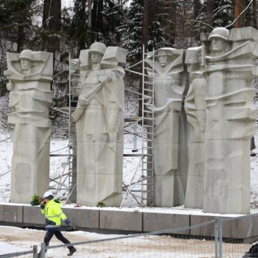 lituania-desmonta-monumento-sovietico-na-capital-vilnius