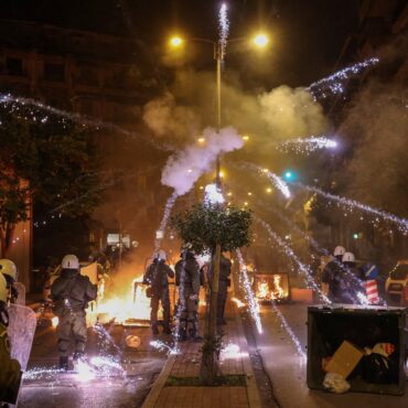 manifestantes-e-policiais-entram-em-confronto-na-grecia;-veja-video