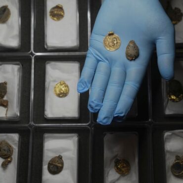 arqueologos-encontram-raro-tesouro-medieval-de-1300-anos-na-inglaterra