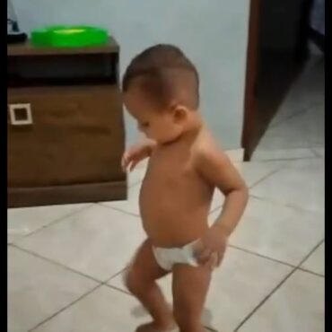 bebe-de-mt-surpreende-familia-com-‘danca-do-pombo’-na-vitoria-do-brasil-sobre-a-coreia-do-sul