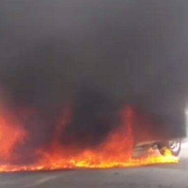 carro-pega-fogo-e-fica-destruido-em-avenida-da-praia-no-litoral-de-sp;-video