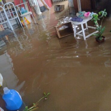 temporal-em-guaruja,-sp,-deixa-casas-alagadas-e-moradores-ilhados;-video