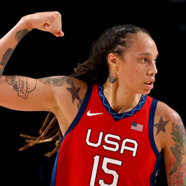 brittney-griner,-jogadora-de-basquete-dos-eua-que-estava-presa-na-russia,-ja-esta-no-aviao-em-direcao-ao-pais-dela