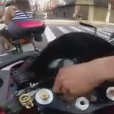 motociclistas-filmam-perseguicao-a-criminoso-que-arrancou-chave-de-moto-que-estava-parada-no-semaforo-no-litoral-de-sp