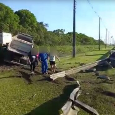 carreta-desgovernada-invade-pista-contraria,-bate-em-dois-carros-e-deixa-um-morto-em-estrada-no-litoral-de-sp;-video