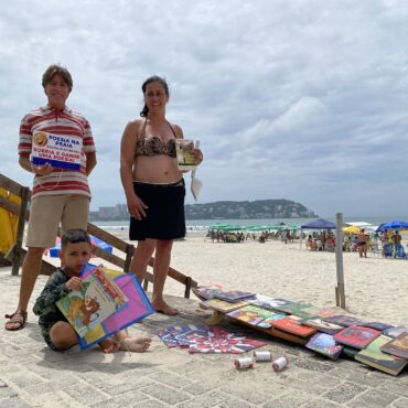 homem-distribui-livros-em-troca-de-sorrisos-apos-‘sonho-revelador’-e-faz-sucesso-em-praia-do-litoral-de-sp:-‘empatia-natural’