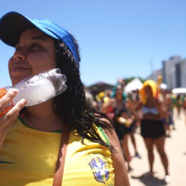 com-calor-de-32°c,-torcedores-se-refrescam-e-assistem-ao-jogo-do-brasil-em-copacabana;-fotos