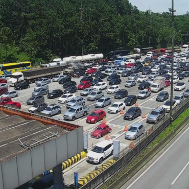 motoristas-enfrentam-congestionamento-em-direcao-ao-litoral-de-sp