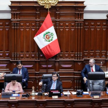 dentro-do-congresso,-deputado-do-peru-soca-colega-na-cara-pelas-costas;-veja-video