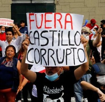 justica-peruana-mantem-ex-presidente-pedro-castillo-preso;-pais-registra-protestos-inflamados