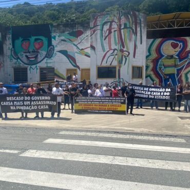 agentes-protestam-por-mais-seguranca-apos-servidor-ser-estrangulado-e-morto-na-fundacao-casa-em-guaruja,-sp