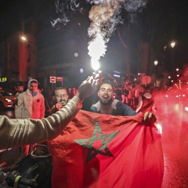 fotos:-torcedores-do-marrocos-lamentam-derrota-para-franca,-mas-celebram-campanha-historica