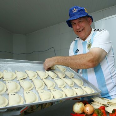 final-da-copa-do-mundo:-argentino-aposta-em-vitoria-por-2-a-1-contra-a-franca-e-ensina-receita-de-empanada