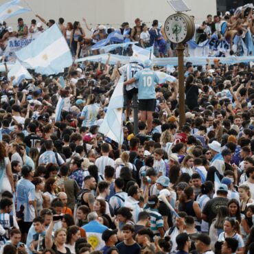 argentinos-se-abstraem-dos-problemas-e-se-entregam-a-lideranca-de-messi